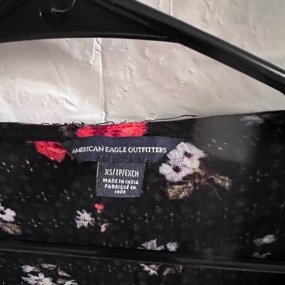 AMERICAN eagle black floral crop top size xl - Picture 2 of 3